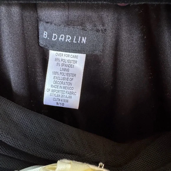 Elegant Black Dress with‎ Floral Accent - Picture 7 of 11